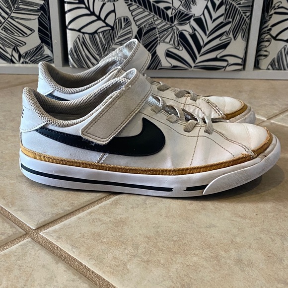Nike Court Legacy White and Black Sneakers Youth Size 1 - Picture 2 of 15